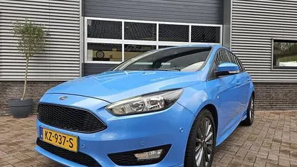 Blauw Gebruikt 2017 Ford Focus ST-Line Hatchback | € 9.950 (Eerlijke prijs)