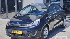 Zwart Gebruikt 2015 Kia Rio 4 Hatchback | € 9.949 (Eerlijke prijs)