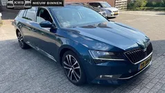 Blauw, metallic lak Gebruikt 2017 Skoda Superb Ambition Stationwagen | € 12.950 (Eerlijke prijs)