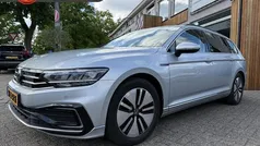 Grijs, metallic lak Gebruikt 2022 VW Passat GTE Stationwagen | € 23.900 (Goede deal)