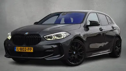 Grijs (metallic) Gebruikt 2021 BMW 118 Basis Hatchback | € 23.250 (Eerlijke prijs)