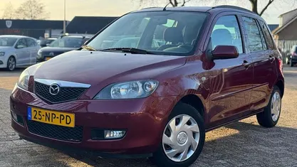 Rood Occasion 2004 Mazda 2 Exclusive MPV | € 2.699 (Eerlijke prijs)