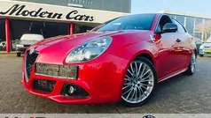 Rood, metallic lak Gebruikt 2014 Alfa Romeo Giulietta Competizione Hatchback | € 16.995 (Eerlijke prijs)
