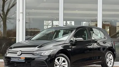 Zwart (metallic) Occasion 2024 VW Golf VIII Life Hatchback | € 26.900 (Eerlijke prijs)