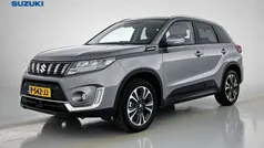 Grijs, metallic lak Gebruikt 2022 Suzuki Vitara Style SUV | € 24.945 (Eerlijke prijs)