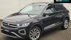 Zwart Gebruikt 2023 VW T-Roc Style SUV | € 27.240 (Eerlijke prijs)