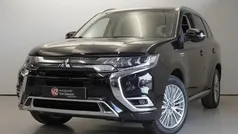Zwart metallic Gebruikt 2019 Mitsubishi Outlander P-HEV Intense SUV | € 21.750 (Eerlijke prijs)