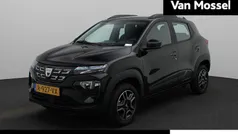 Zwart, metallic lak Gebruikt 2022 Dacia Spring Comfort Hatchback | € 10.940 (Eerlijke prijs)