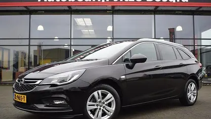 Zwart (metallic) Occasion 2019 Opel Astra Edition Stationwagen | € 11.950 (Eerlijke prijs)
