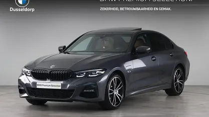 Grijs Occasion 2022 BMW 330e Executive Sedan | € 37.950 (Eerlijke prijs)