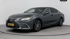 Grijs Gebruikt 2023 Lexus ES300H Business Edition Sedan | € 44.950 (Eerlijke prijs)