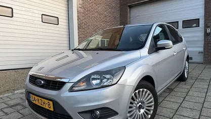 Grijs Gebruikt 2010 Ford Focus Titanium Hatchback | € 2.495 (Eerlijke prijs)