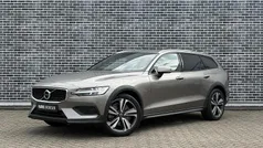 Grijs Gebruikt 2019 Volvo V60 CC Pro Stationwagen | € 33.694 (Eerlijke prijs)