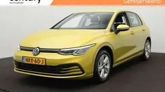 Geel Gebruikt 2022 VW Golf VIII Business Hatchback | € 24.900 (Goede deal)