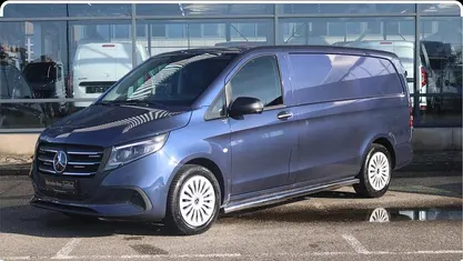 Blauw (metallic) Occasion 2024 Mercedes Vito Van | € 52.945 (Goede deal)