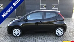 Zwart, metallic lak Gebruikt 2020 Toyota Aygo X-play Hatchback | € 11.950 (Eerlijke prijs)