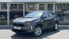 Grijs, metallic lak Gebruikt 2022 Toyota Yaris Cross Connect Style SUV | € 27.400 (Eerlijke prijs)