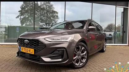 Grijs Gebruikt 2022 Ford Focus ST-Line Stationwagen | € 18.945 (Eerlijke prijs)
