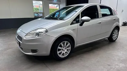 Grijs (metallic) Gebruikt 2010 Fiat Grande Punto Hatchback | € 2.350 (Eerlijke prijs)
