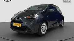 Grijs, metallic lak Gebruikt 2020 Toyota Aygo X-play Hatchback | € 12.450 (Eerlijke prijs)