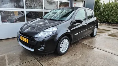 Zwart Occasion 2011 Renault Clio II Collection Hatchback | € 2.950 (Eerlijke prijs)