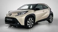 Beige, metallic lak Gebruikt 2023 Toyota Aygo Pulse Hatchback | € 22.450 (Eerlijke prijs)