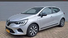 Grijs metallic Gebruikt 2023 Renault Clio V Equilibre Hatchback | € 15.795 (Goede deal)