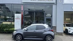 Grijs, metallic lak Gebruikt 2020 Toyota Yaris Edition Hatchback | € 21.500 (Eerlijke prijs)