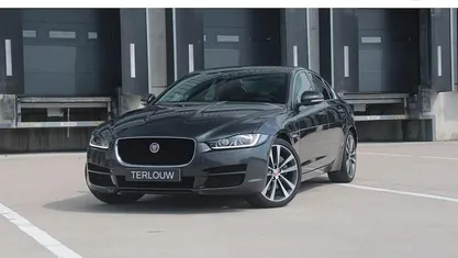 Grijs Gebruikt 2018 Jaguar XE Portfolio Sedan | € 19.995 (Super prijs)