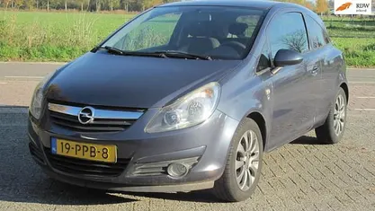 Blauw (metallic) Occasion 2011 Opel Corsa Color Edition Hatchback | € 5.750 (Eerlijke prijs)