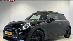 Zwart Gebruikt 2021 Mini Cooper Essential Hatchback | € 18.940 (Eerlijke prijs)