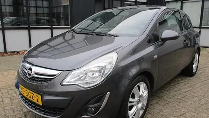 Grijs Gebruikt 2011 Opel Corsa Selection Hatchback | € 2.950 (Eerlijke prijs)