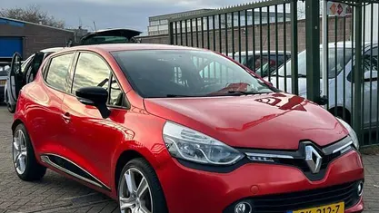 Rood Occasion 2015 Renault Clio IV Expression Hatchback | € 7.499 (Eerlijke prijs)