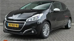 Zwart Gebruikt 2017 Peugeot 208 Allure Hatchback | € 8.950 (Eerlijke prijs)