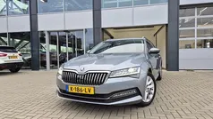 Grijs (metallic) Gebruikt 2019 Skoda Superb Business Line Stationwagen | € 20.950 (Eerlijke prijs)