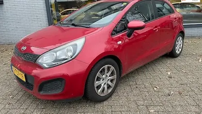 Rood Gebruikt 2014 Kia Rio Comfort Hatchback | € 7.645 (Eerlijke prijs)