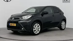 Night sky black metallic (donker zwart metallic) Gebruikt 2024 Toyota Aygo Limited Hatchback | € 19.445 (Eerlijke prijs)