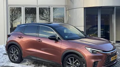 Bruin Occasion 2024 Lexus LBX SUV | € 35.900 (Eerlijke prijs)