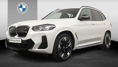 Mineralweiss metallic (wit metallic) Gebruikt 2022 BMW iX3 Comfort Edition SUV | € 36.900 (Eerlijke prijs)
