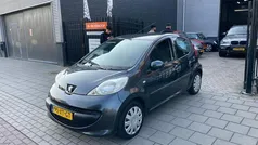 Grijs, metallic lak Gebruikt 2007 Peugeot 107 Hatchback | € 2.499 (Eerlijke prijs)