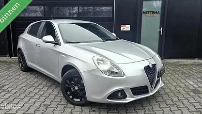 Grijs Occasion 2012 Alfa Romeo Giulietta Turismo Hatchback | € 7.750 (Eerlijke prijs)