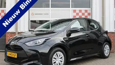 Zwart Gebruikt 2021 Toyota Yaris Hybrid Active Hatchback | € 19.495 (Eerlijke prijs)