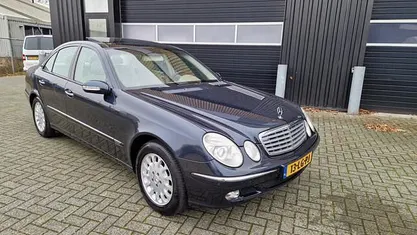 Zwart (metallic) Gebruikt 2003 Mercedes E320 Avantgarde Sedan | € 7.999 (Eerlijke prijs)