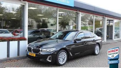 Zwart Gebruikt 2023 BMW 530e Luxury Line Sedan | € 46.980 (Eerlijke prijs)