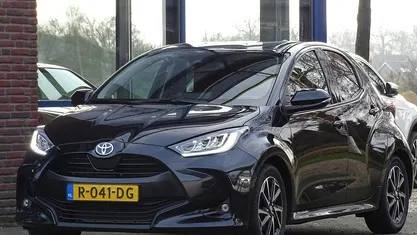 Zwart Occasion 2022 Toyota Yaris Hybrid Hatchback | € 21.900 (Eerlijke prijs)