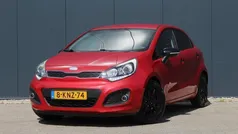 Rood, metallic lak Gebruikt 2013 Kia Rio Plus Hatchback | € 4.999 (Eerlijke prijs)