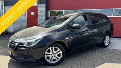 Zwart, metallic lak Gebruikt 2018 Opel Astra Edition Stationwagen | € 11.444 (Eerlijke prijs)