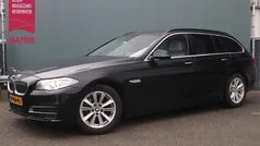 Zwart, metallic lak Gebruikt 2016 BMW 520 Comfort Edition Stationwagen | € 17.444 (Eerlijke prijs)