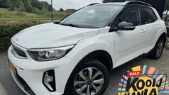 (bud) clear white/black s Gebruikt 2022 Kia Stonic Start SUV | € 19.900 (Eerlijke prijs)