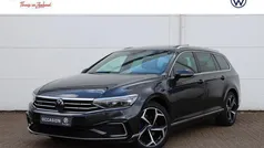 Grijsmangaan grey metallic Gebruikt 2023 VW Passat Business+ Stationwagen | € 34.750 (Eerlijke prijs)
